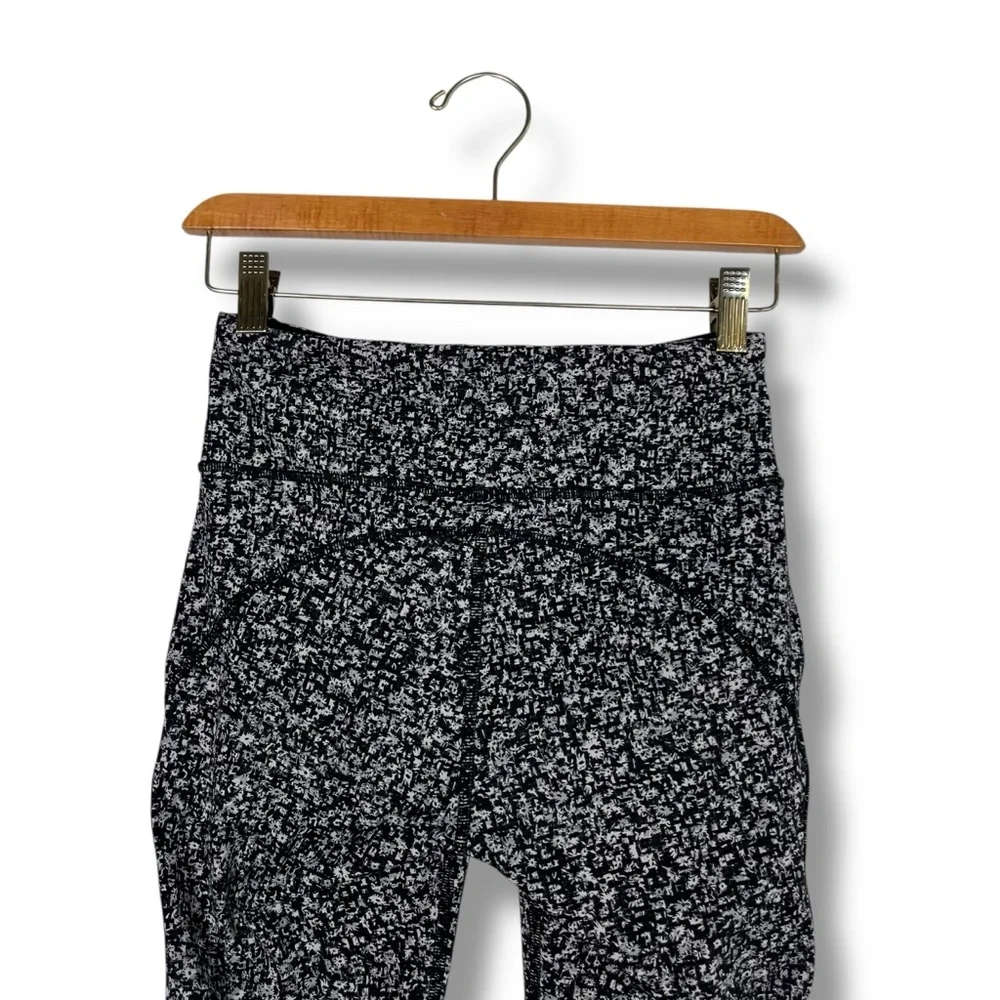 Lululemon Invigorate 7/8 Tight Daisy Dust Alpine White Black Size 4 Mesh Running